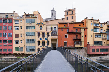 Ciudad de Girona un día soleado con cielo azul y nubes. Desde Gerona, Cataluña, España, Europa.