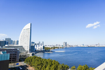 青空が広がるみなとみらいの心打たれる風景