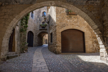 Pueblo medieval pintoresco un día soleado. Desde Pals, Gerona, Cataluña, España, Europa.