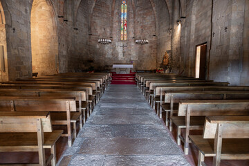 Interior de un edificio religioso católico medieval europeo.