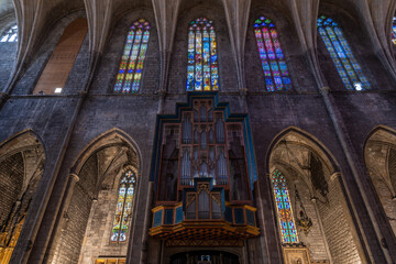 Obraz premium Detalle de las cristaleras de un edificio religioso medieval europeo.