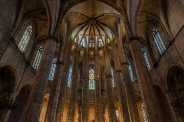 Fototapeta premium Interior de un edificio religioso católico medieval europeo.