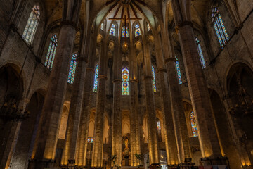 Fototapeta premium Interior de un edificio religioso católico medieval europeo.