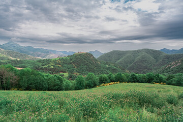 Paisaje de los pirineos al norte de España, Europa.