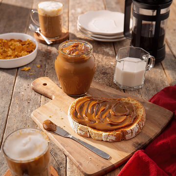 pan con dulce de leche y un tarro de dulce de leche