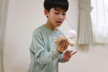 けん玉で遊ぶ男の子