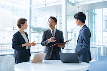 オフィスで会議をするビジネスマン