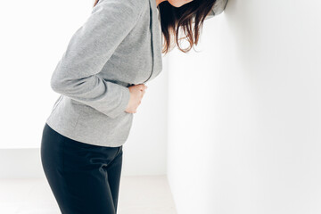 腹痛・生理痛に苦しむ若い女性