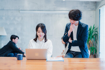 上司の指導を受ける若いビジネスウーマン