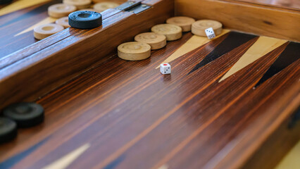 Naklejka premium A close-up view of the game pieces and dice of the traditional board game, backgammon