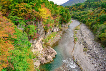 鬼怒川の透き通る流れと雄大な渓谷美、秋の紅葉とともに満喫

