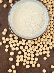 신선한 유기농 두유와 콩