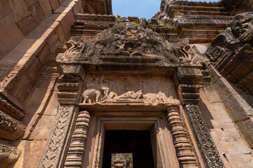Obraz premium The main building of Phanom Rung Stone Castle is an archaeological site in Thailand,Thap Lang Narai Banthomsin important antique that was once stolen and Thailand brought back to its original place.