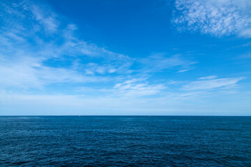 Obraz premium tranquil seascape with the horizon and cloud