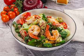 Salad with prawn and quinoa
