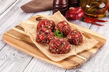Raw beef meatballs for cooking