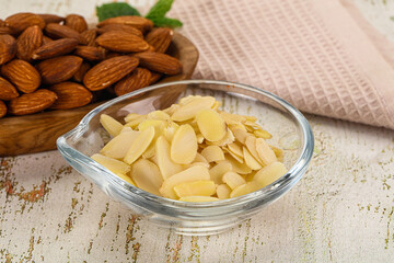 Sliced almond nut for culinary