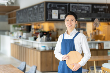 カフェで働く男性店員