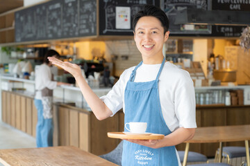 カフェで働く男性店員