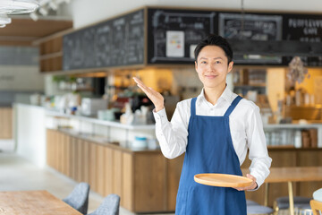カフェで働く男性店員