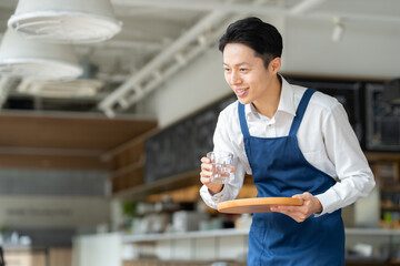 カフェで働く男性店員