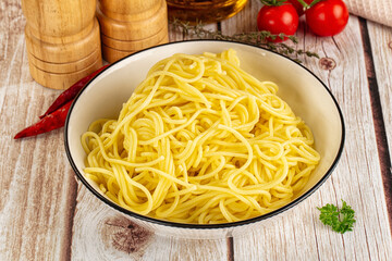 Boiled yellow egg noodles in the bowl