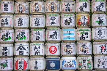 Fototapeta premium Des petits tonneaux de sake et de vins japonais soigneusement stockés dans un temple traditionnel à Tokyo, illustrant la fusion de la culture spirituelle et des traditions japonaises.