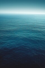 Obraz premium A view of the ocean from the top of a hill