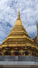 Fototapeta premium Amazing golden sculptures of Grand Palace #bangkok #thailand