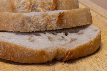 Brotscheiben liegen auf einem Holzbrett, Weißbrot, Studio