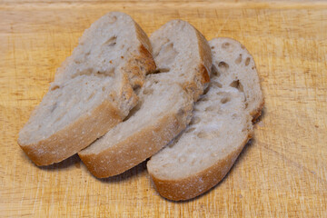 Brotscheiben liegen auf einem Holzbrett, Weißbrot, Studio
