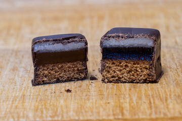 Dominosteine mit Schokoladenüberzug, Nahaufnahme, Studio