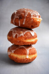 Świeże pączki z lukrem na minimalistycznym tle
Fresh glazed doughnuts on a minimalist background