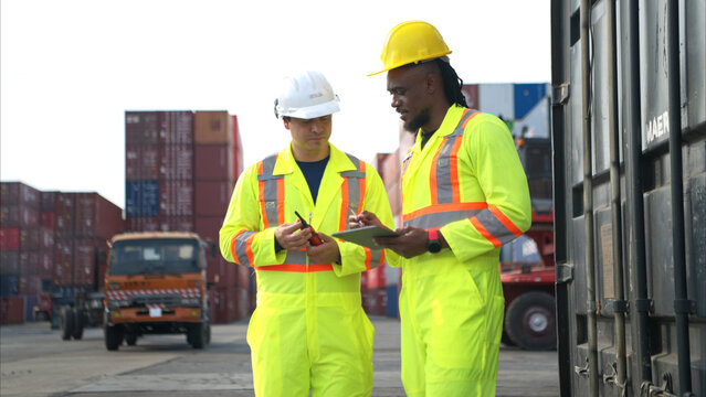 Engineers and technicians supervise and inspect the delivery of containers