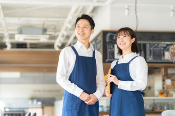 カフェで働く男女の店員