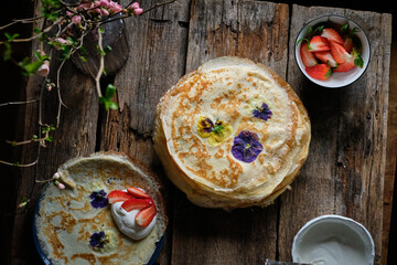 flowers crepes cream, strawberries and nutswith cream, strawberries and nuts
