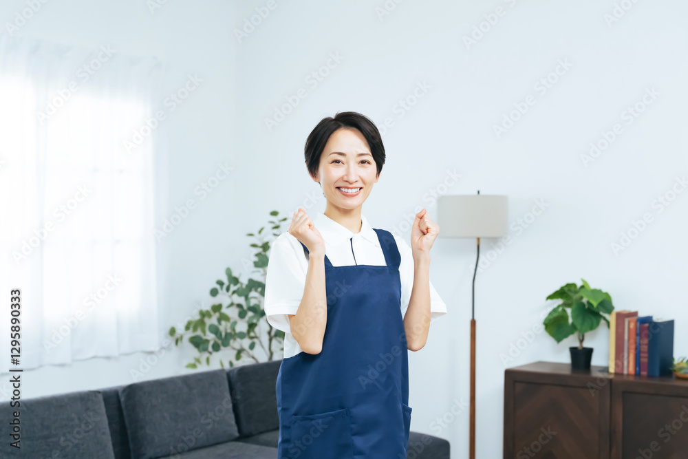 Leinwandbilder 女性、ガッツポーズ、ハウスキーパー、元気、やる気、家事代行、主婦、エプロン、家政婦、ハウスクリーニング、サポート、サービス、リビングルーム、笑顔、室内、部屋、ポジティブ、モチベーション、アルバイト、パート、仕事、働く、掃除、清掃、清掃員、大掃除、満足、充実、日本人、ミドルエイジ、ミドル、中高年、ハウスキーピング、やりがい、がんばる、努力、応援、挑戦、チャレンジ、目標、コピースペース、広告、求人、カ