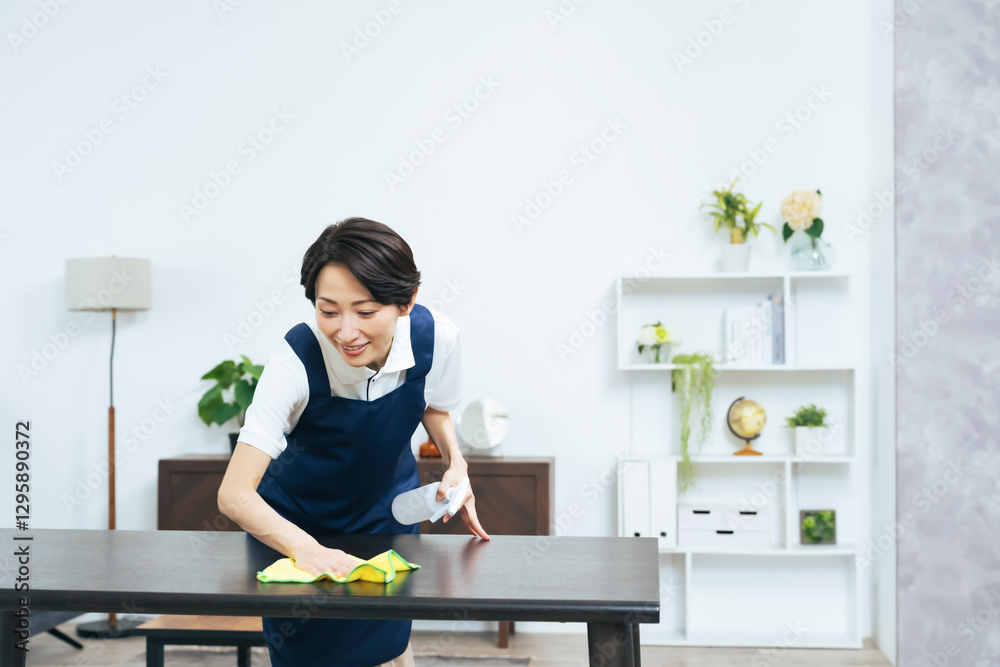 Fototapete 掃除、清掃、ハウスクリーニング、家事代行、主婦、女性、日本人、サービス、スタッフ、ハウスキーピング、ハウスキーパー、民泊、テーブル、拭く、布巾、ダスター、スプレー、除菌、殺菌、清潔、笑顔、ミドルエイジ、30代、40代、部屋、インテリア、家具、室内、店員、カフェ、エプロン、サポート、中年、仕事、アルバイト、パート、レストラン、エタノール、家政婦、メイド、家事、便利屋、清掃員、リビングルーム、住宅、家