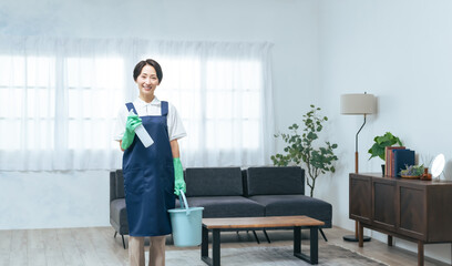 掃除、清掃、女性、ハウスクリーニング、家事代行、ハウスキーパー、ハウスキーピング、エプロン、道具、便利屋、大掃除、清掃員、おばさん、ミドルエイジ、日本人、リビングルーム、笑顔、アルバイト、パート、訪問、家事、仕事、作業、除菌、清潔、洗剤、クリーン、バケツ、スプレー、主婦、家政婦、ホームヘルパー、ライフスタイル、カメラ目線、コピースペース、サービス、メイド、部屋、室内、住宅、ヘルパー、スタッフ、サポ
