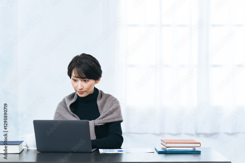 Aufkleber ビジネス、女性、カジュアル、オフィス、ノートパソコン、デスクワーク、PC、DX、フリーランス、リスキリング、副業、資格、入力、ブログ、ライター、ライティング、ブロガー、仕事、コピースペース、広告、明るい、部屋、インテリア、モダン、かっこいい、ミドルエイジ、日本人、30代、40代、学習、勉強、在宅勤務、スキルアップ、IT、働く、インターネット、オンライン、web、開発、ソフトウェア、エンジニア、シス