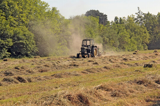 un agriculteur en plein travail de fenaison
