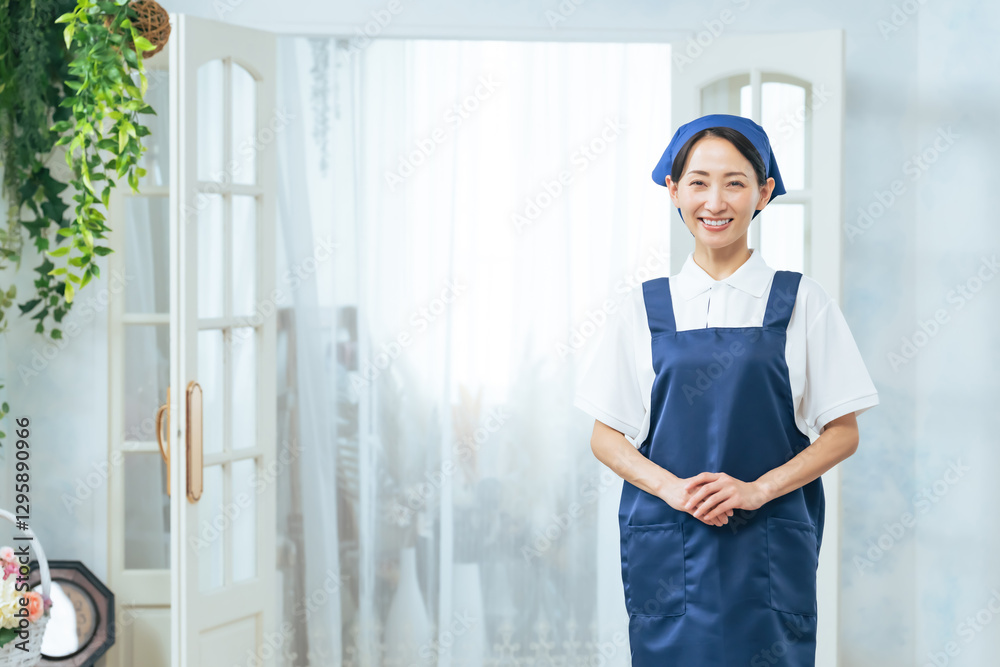 Fototapete 女性、スタッフ、掃除、ホテル、旅館、店員、飲食店、家事代行、カフェ、レストラン、ハウスキーパー、ハウスクリーニング、清掃員、ミドルエイジ、日本人、笑顔、仕事、アルバイト、パート、エプロン、おかみさん、三角巾、給食センター、調理師、サービス、清掃、大掃除、インテリア、内装、扉、入口、玄関、エントランス、職業、ドア、何でも屋、便利屋、コピースペース、派遣、訪問、介護、サポート、受付、歓迎、出迎え、ペン
