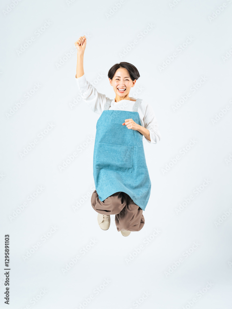 Aufkleber ジャンプ、女性、主婦、ガッツポーズ、全身、エプロン、店員、スタッフ、ママ、笑顔、元気、飛躍、転職、アルバイト、仕事、ポジティブ、保育士、やる気、飛ぶ、躍動感、アクティブ、アクション、挑戦、チャレンジ、成長、目標、自由、モチベーション、喜ぶ、嬉しい、楽しい、キャンペーン、パート、ミドルエイジ、中年、30代、40代、日本人、お母さん、ハウスキーピング、家事代行、ハウスキーパー、清掃員、写真、広告、切り
