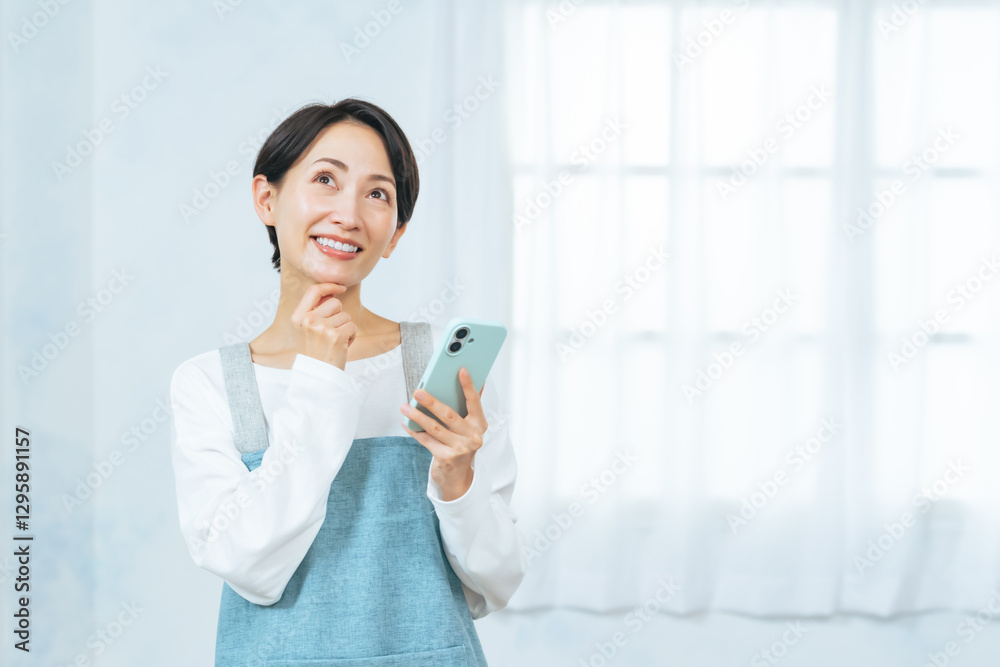 Poster スマホ、女性、考える、笑顔、エプロン、主婦、アルバイト、パート、求人、検索、SNS、アプリ、メール、期待、希望、楽しみ、チャンス、セール、クーポン、ポイント、プレゼント、キャンペーン、予約、コピースペース、ワクワク、スマートフォン、ネット、オンライン、web、店員、ショップ、家事代行、室内、インテリア、見積もり、副業、資格、ミドルエイジ、ラッキー、日本人、仕事、清掃、家事、便利、お得、おトク、口コ