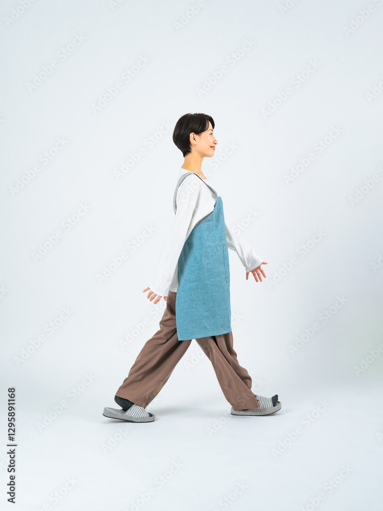 Poster 歩く、女性、エプロン、主婦、全身、歩行者、介護士、保育士、カフェ店員、前進、ミドルエイジ、日本人、30代、40代、ママ、お母さん、行進、進む、進歩、スリッパ、カジュアル、笑顔、横顔、横向き、仕事、家事、アルバイト、店員、スタッフ、パート、ポジティブ、爽やか、料理、目標、スタート、ゴール、出発、将来、ステップ、ハウスキーパー、ハウスクリーニング、家事代行、写真、広告、切り抜き、白バック、コピースペー