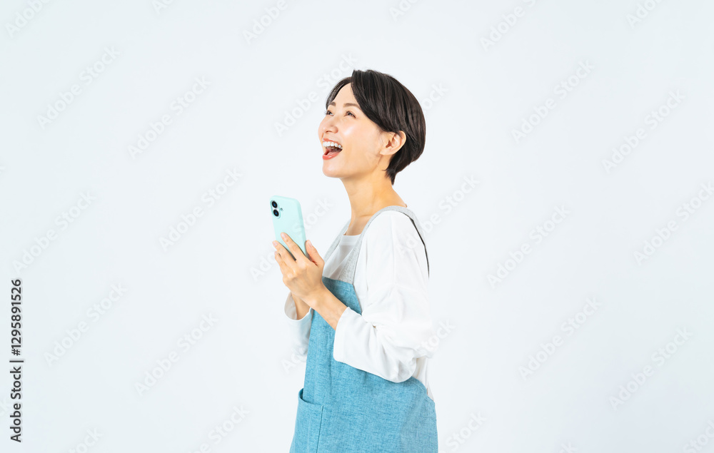 Poster スマホ、アプリ、女性、主婦、エプロン、ママ、母親、SNS、口コミ、ニュース、動画、スマートフォン、インターネット、オンライン、web、DX、データ、デジタル、通信、メール、検索、予約、キャンペーン、セール、クチコミ、レビュー、評価、ネットショッピング、通販、ECサイト、トレンド、評判、店員、アルバイト、パート、副業、スケジュール、管理、TIPS、家事、代行、清掃、引越し、便利屋、サポート、お手伝い