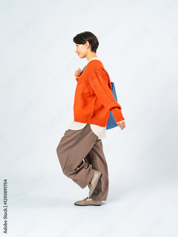 Poster 歩く、女性、ウォーキング、歩行者、ショッピング、買い物、全身、外出、お出かけ、観光、旅行、主婦、ミドルエイジ、おしゃれ、カジュアル、ファッション、前進、見る、見学、スタート、散歩、トートバッグ、観光客、横向き、後ろ向き、通勤、進歩、通学、カラフル、アパレル、秋冬、スピード、コーデ、コーディネート、30代、40代、ママ、観覧、運動、目標、日本人、写真、広告、切り抜き、白バック、コピースペース、建築パ