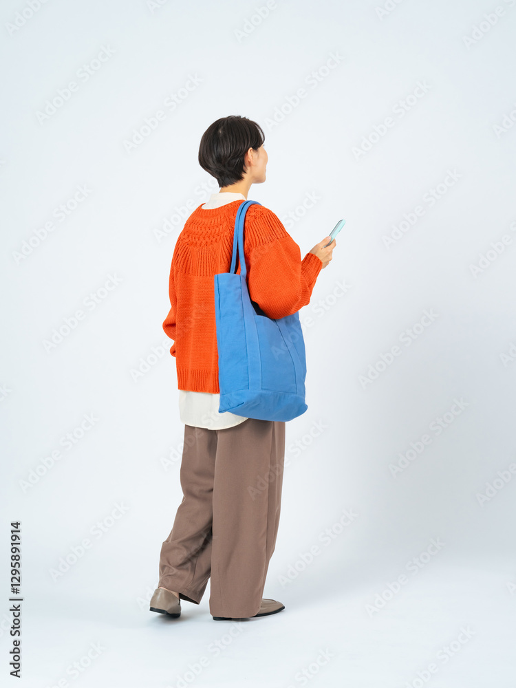 Poster スマホ、女性、全身、スマートフォン、歩く、歩行者、観光、旅行、日本人、ショッピング、買い物、歩きスマホ、GPS、ナビ、道案内、観光客、DX、SNS、口コミ、クチコミ、ソーシャルメディア、AR、メール、トートバッグ、キャンペーン、セール、クーポン、ポイント、ミドルエイジ、30代、40代、主婦、ママ、ファッション、おしゃれ、見上げる、見学、オンライン、web、インターネット、モバイル、店舗、ガイド、写