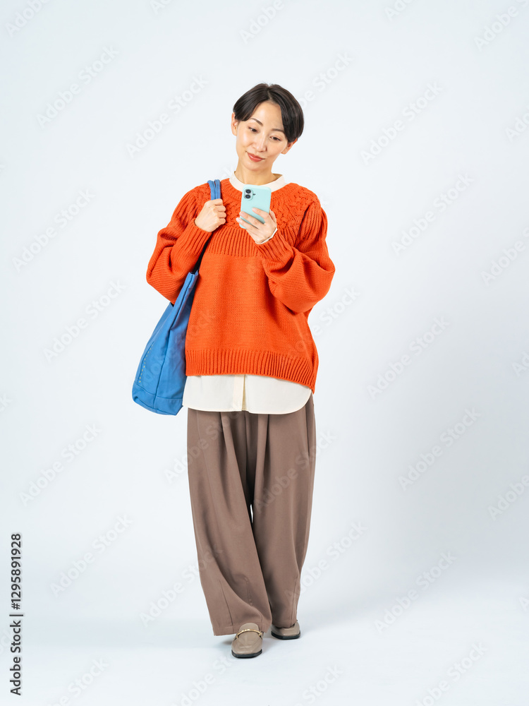Aufkleber 女性、旅行、全身、スマートフォン、スマホ、買い物、ショッピング、観光、歩く、歩行者、SNS、口コミ、クチコミ、笑顔、見上げる、見学、観光客、ファッション、カジュアル、トートバッグ、アプリ、ガイド、案内、メール、クーポン、ポイント、キャンペーン、セール、DX、インターネット、オンライン、ウェブ、検索、予約、店舗、GPS、位置情報、ナビ、日本人、道案内、地図、マップ、写真、広告、切り抜き、白バック、コ