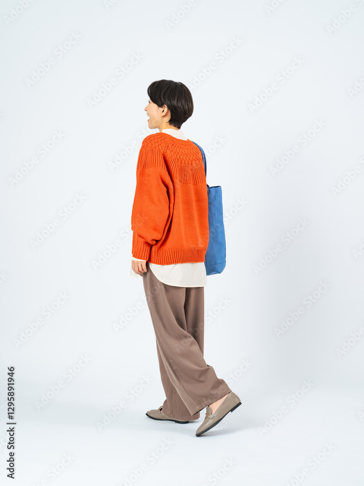Aufkleber 女性、歩く、後ろ姿、日本人、全身、歩行者、背中、観光、旅行、見学、主婦、ママ、ミドルエイジ、買い物、ショッピング、後ろ向き、30代、40代、ファッション、おしゃれ、見上げる、見る、トートバッグ、お出かけ、散歩、外出、観客、観覧、展示、秋冬、アパレル、観光客、ライフスタイル、建築パース、添景素材、カラフル、ショートヘア、ニット、かわいい、キレイめ、見物、写真、広告、切り抜き、白バック、コピースペース